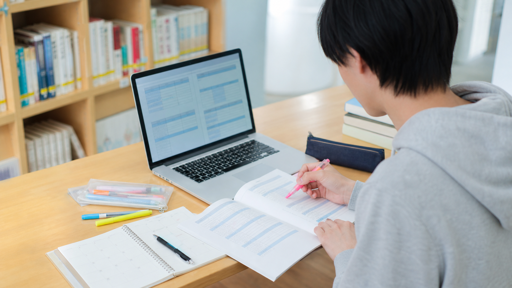 シラバスと履修条件を確認して単位取得を計画する大学生