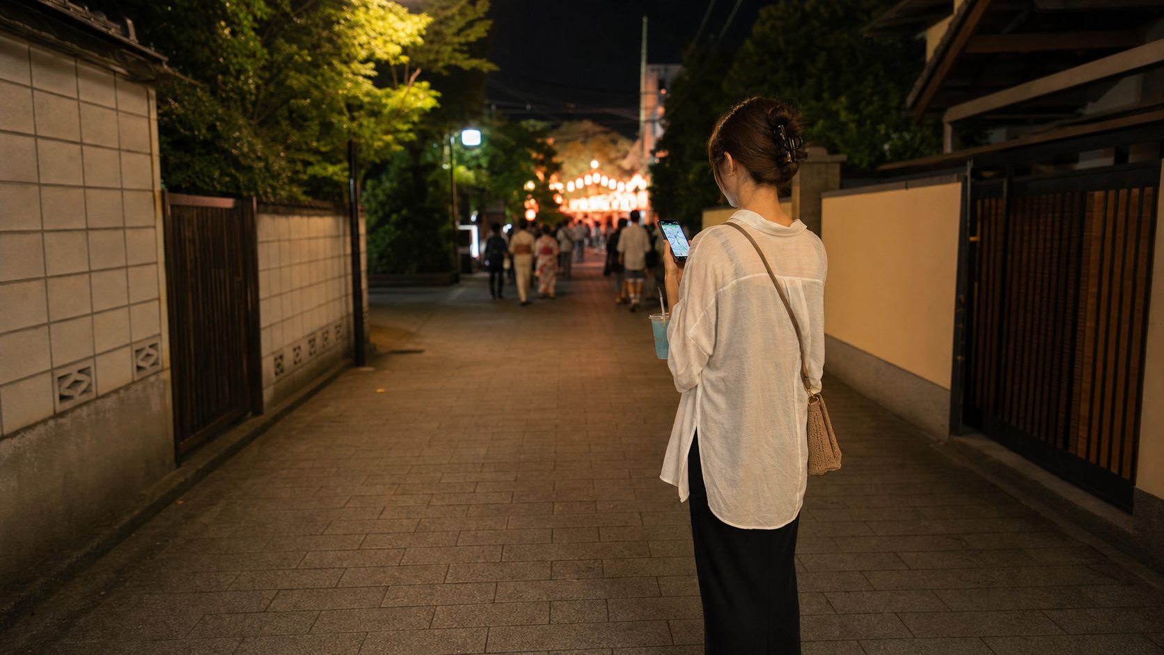 ぼっち夏祭りの帰り道をスマホで確認しながら早めに抜ける人