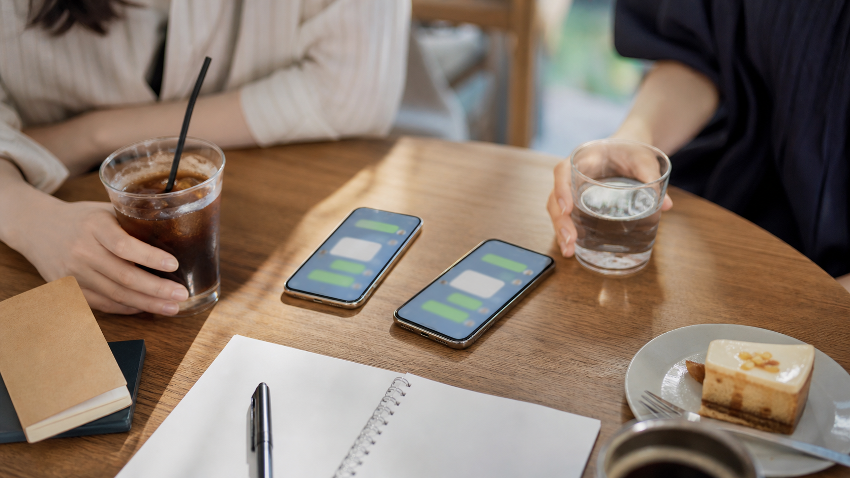 友達とのLINE返信ペースの違いを表すカフェのスマホ