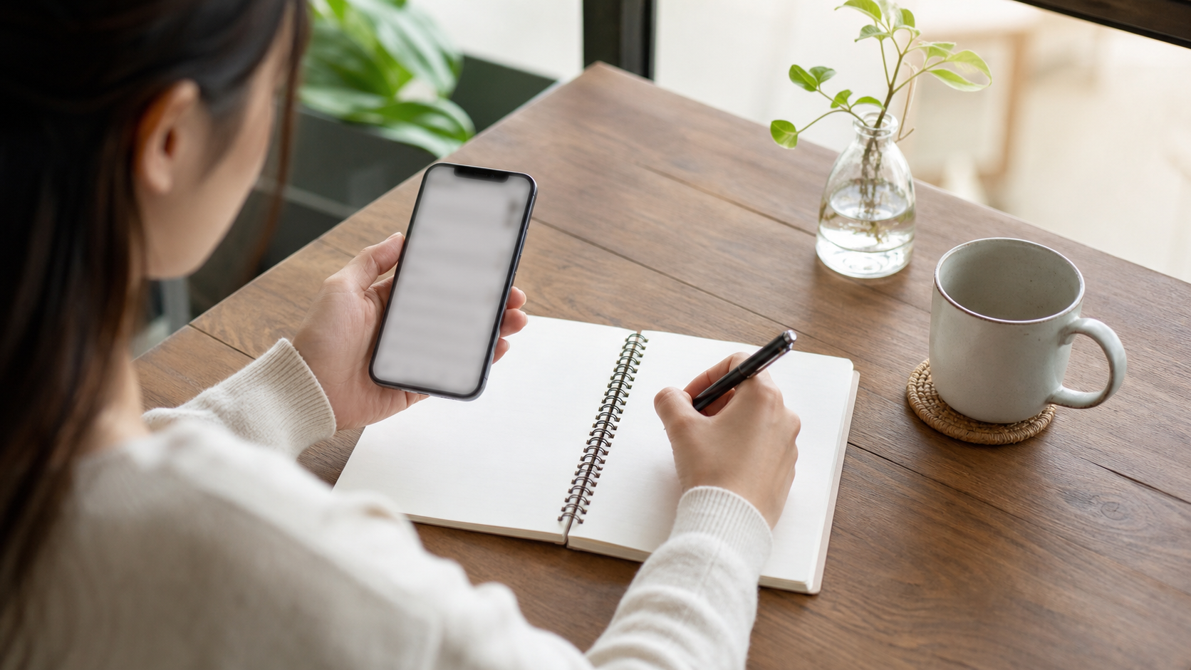 友達のリア充投稿を見る回数を減らすためスマホとノートで距離感を整える人