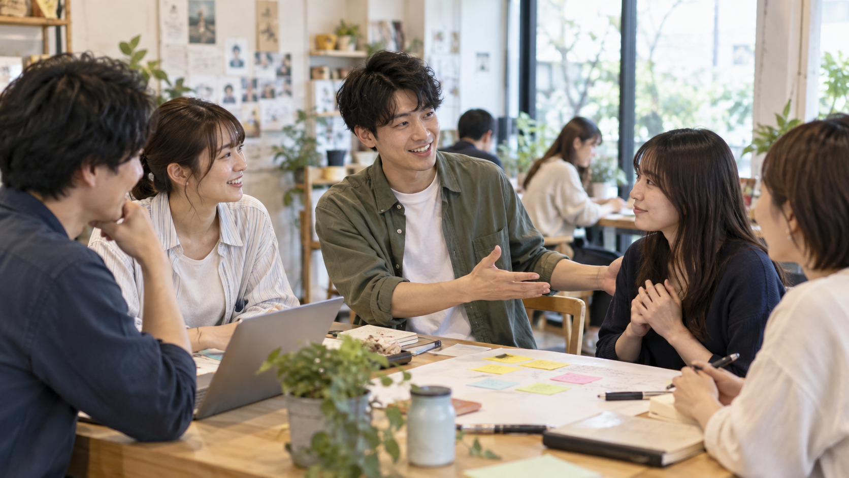 社交的で気配りができる人が会話に参加者を自然に迎える場面