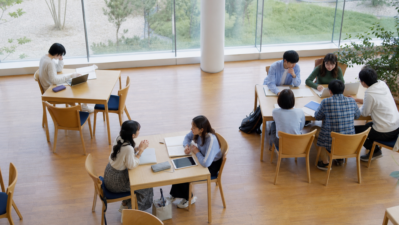 一人・二人・グループで過ごす大学生の様子