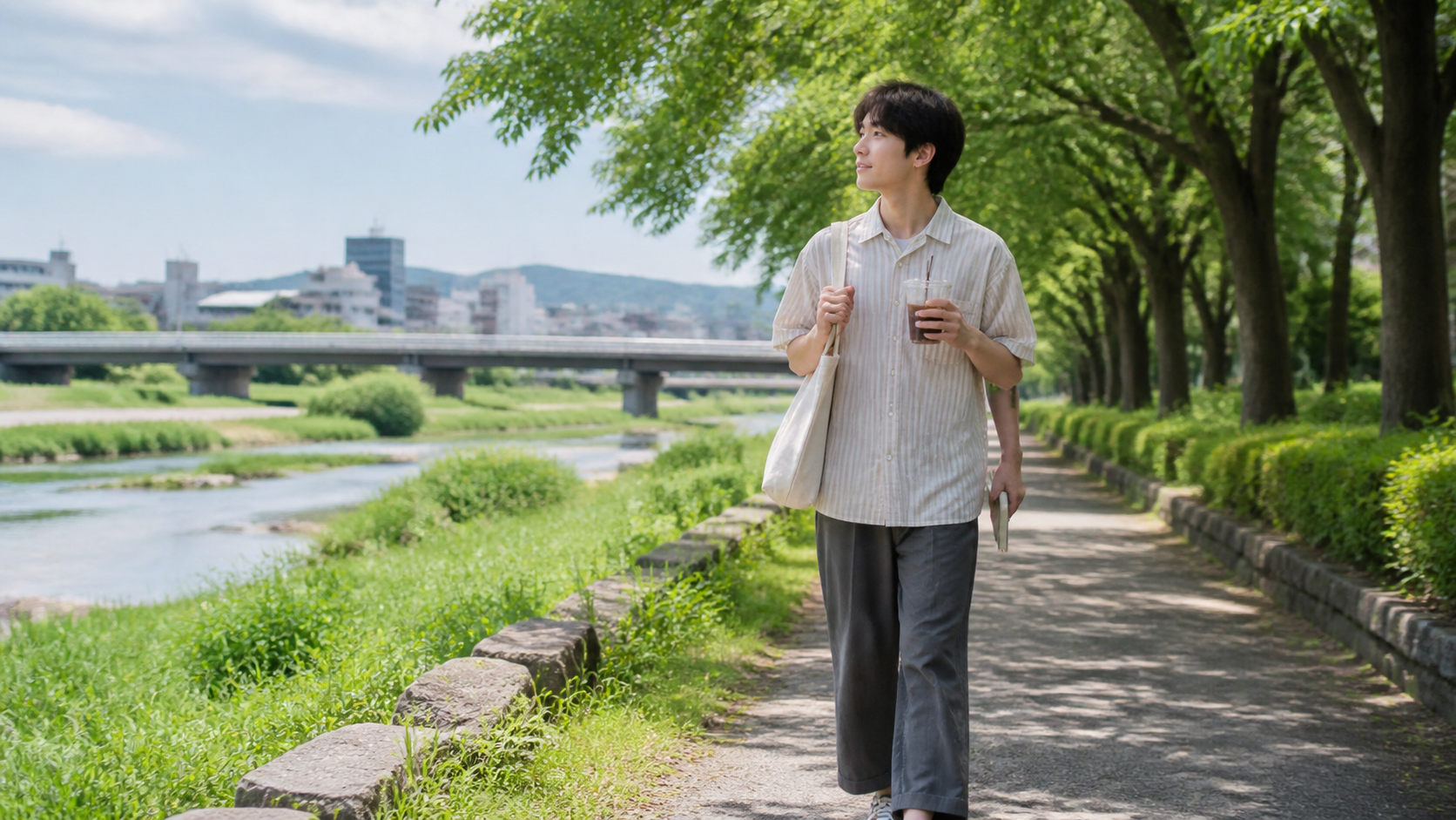 大学生が夏休みに一人で木陰の遊歩道を散歩する様子