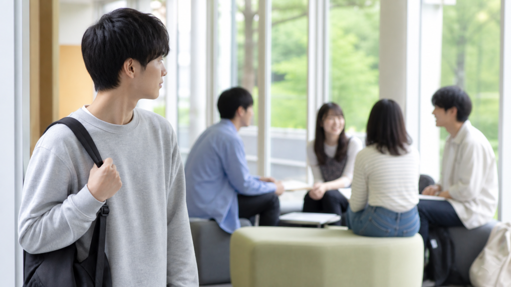 キョロ充とは何かを考えながら大学の友人グループを見る学生