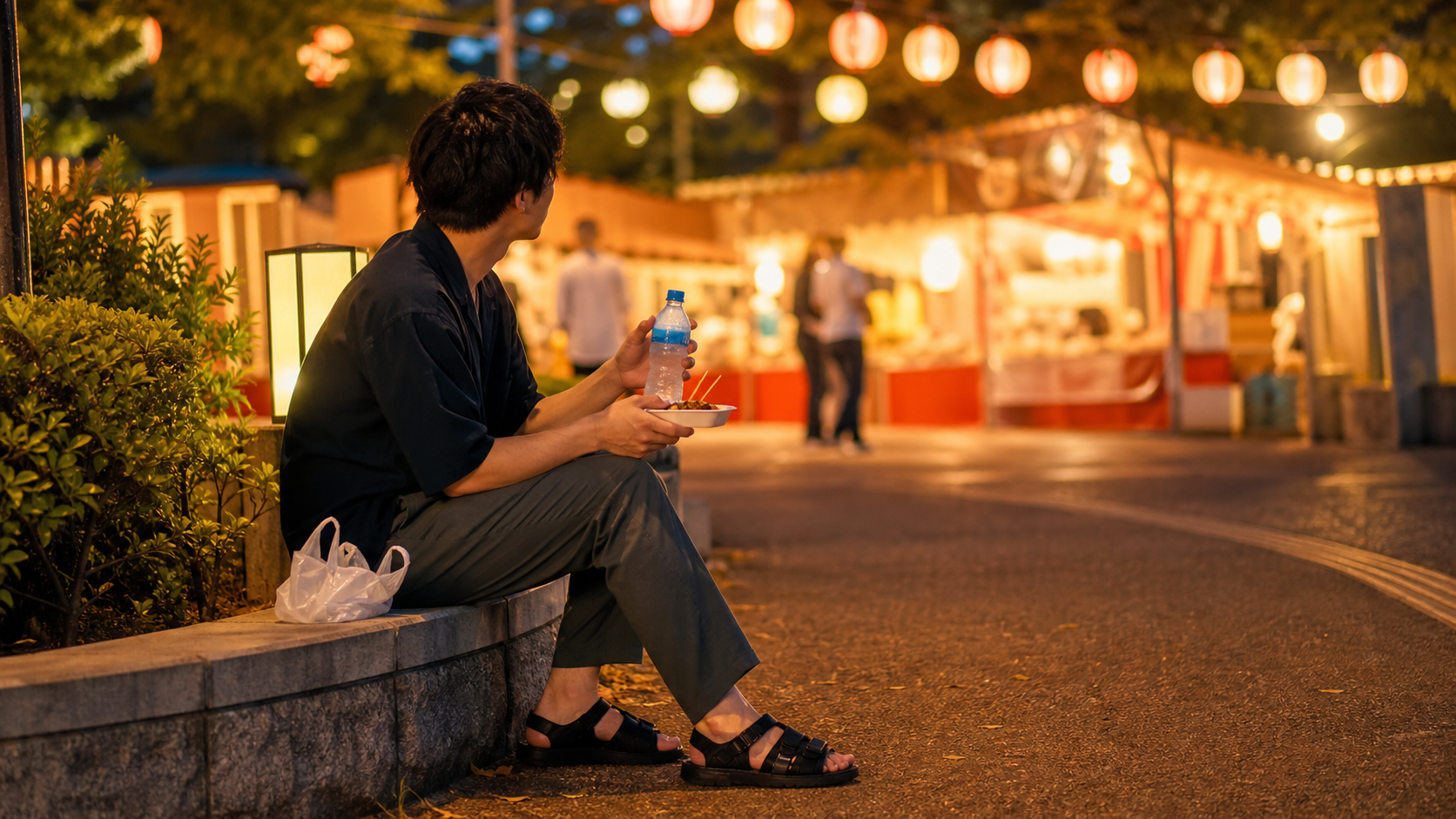 ぼっち夏祭りで屋台料理と水分を持って静かに休憩する人