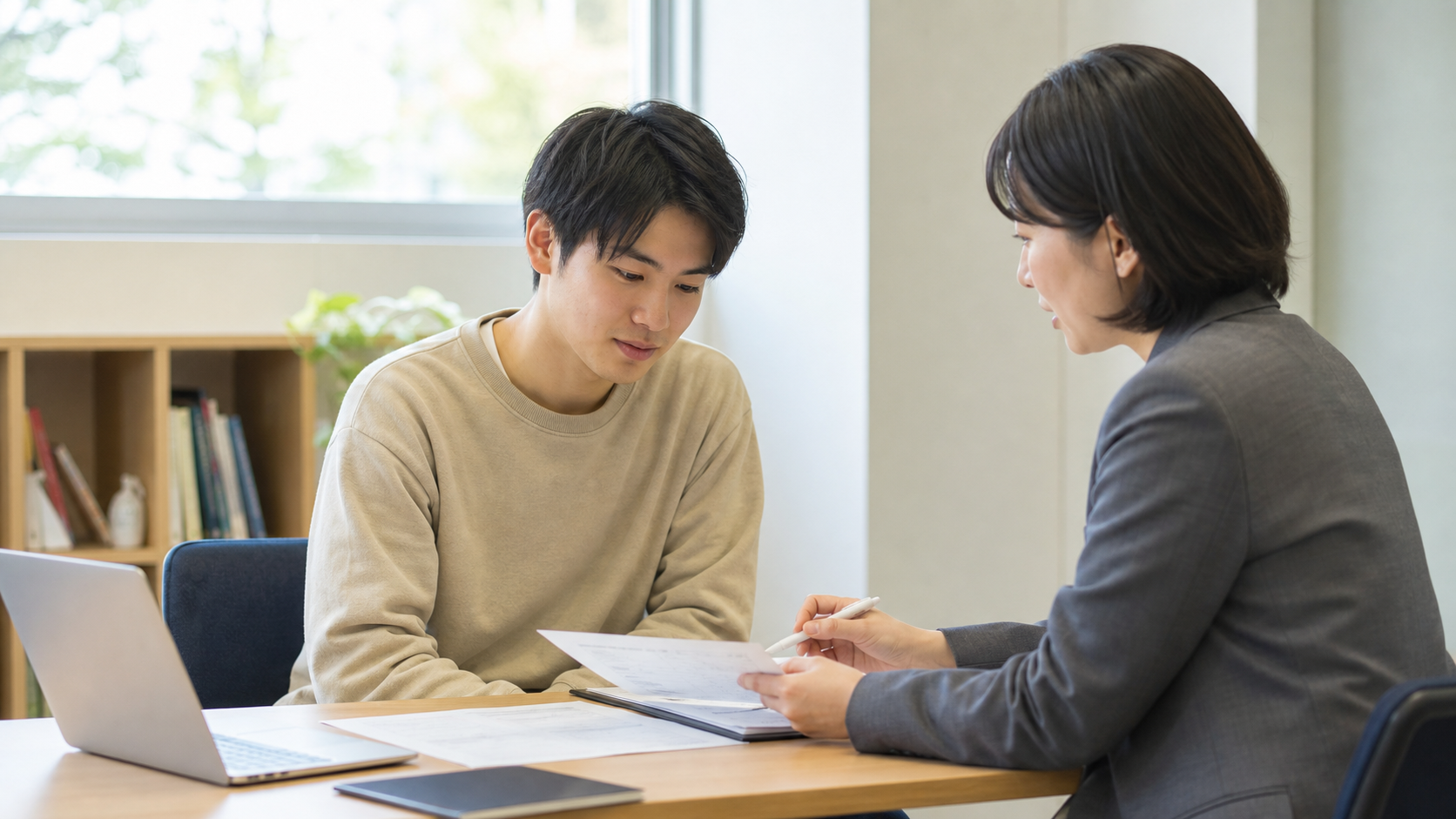 大学のキャリアセンターで就活相談をする学生
