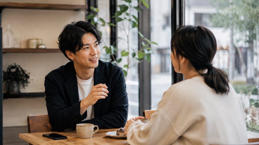 インスタをやっていない男性とカフェで会話する女性
