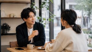 インスタをやっていない男性とカフェで会話する女性