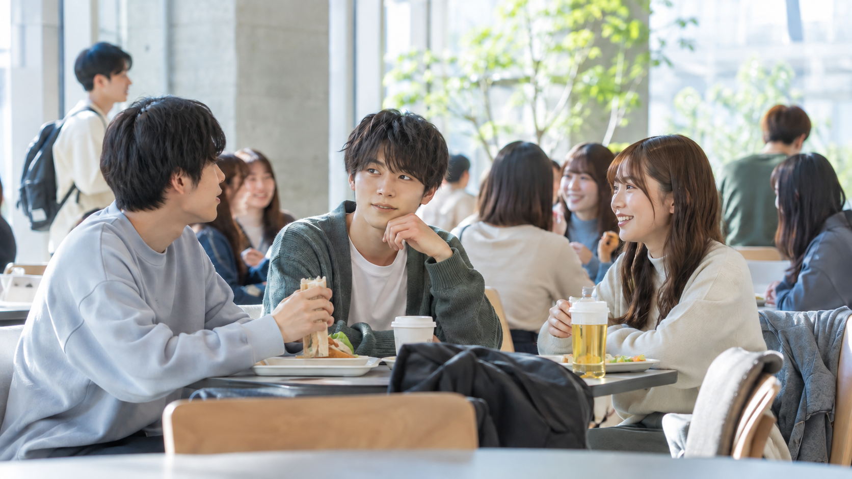 キョロ充という言葉の意味が今も通じる大学の会話場面