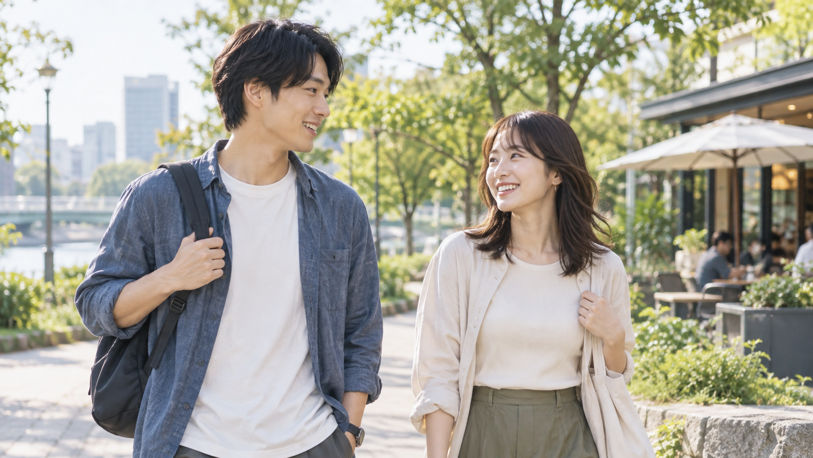 自然な会話を楽しみながら歩くリア充カップル
