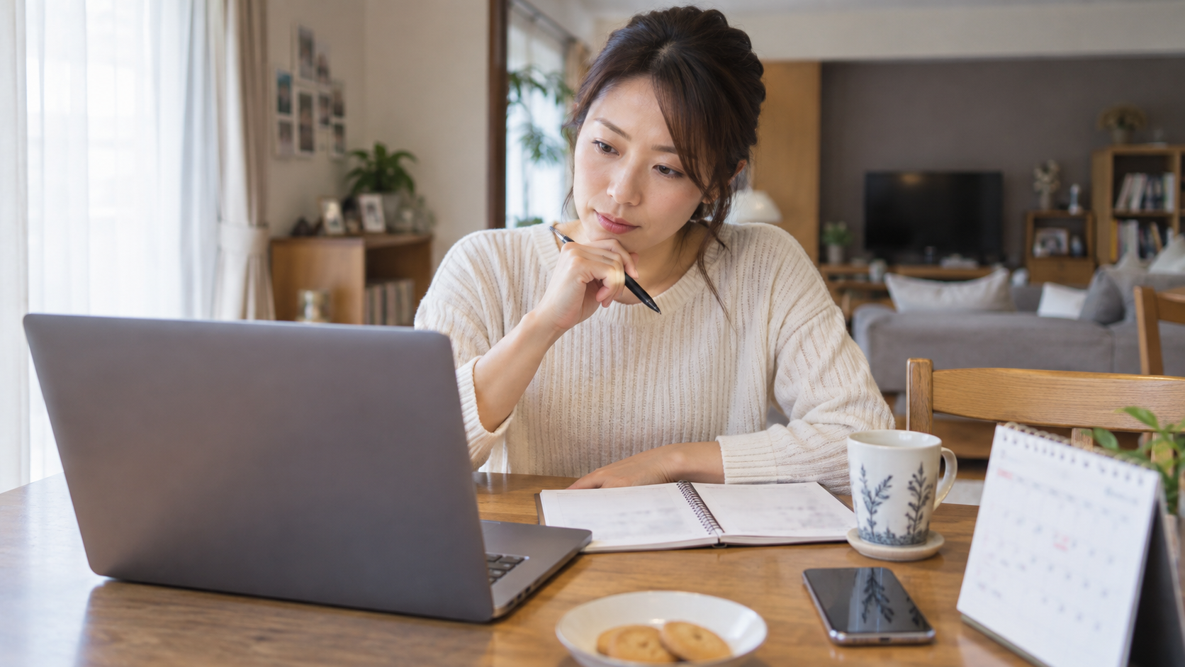 自宅でサークルの参加条件と日程を確認する女性のイメージ