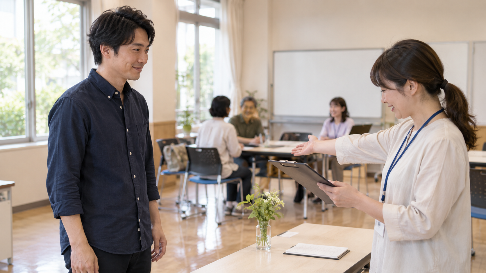 社会人サークルの受付でスタッフの案内を受ける男性のイメージ
