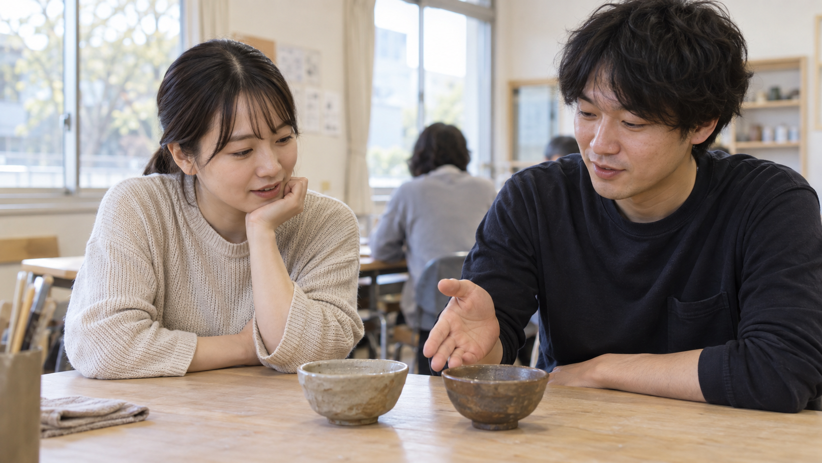 趣味の作品を話題に短い会話を交わす参加者のイメージ