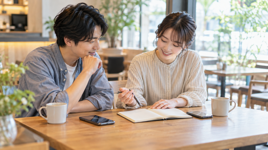 同じ予定表を見ながら共有範囲を相談する恋人二人