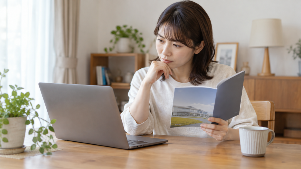 自宅で見学先の条件を調べる人の架空イメージ