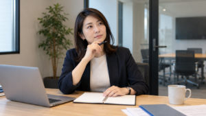 職場の忘年会の準備をする幹事のイメージ