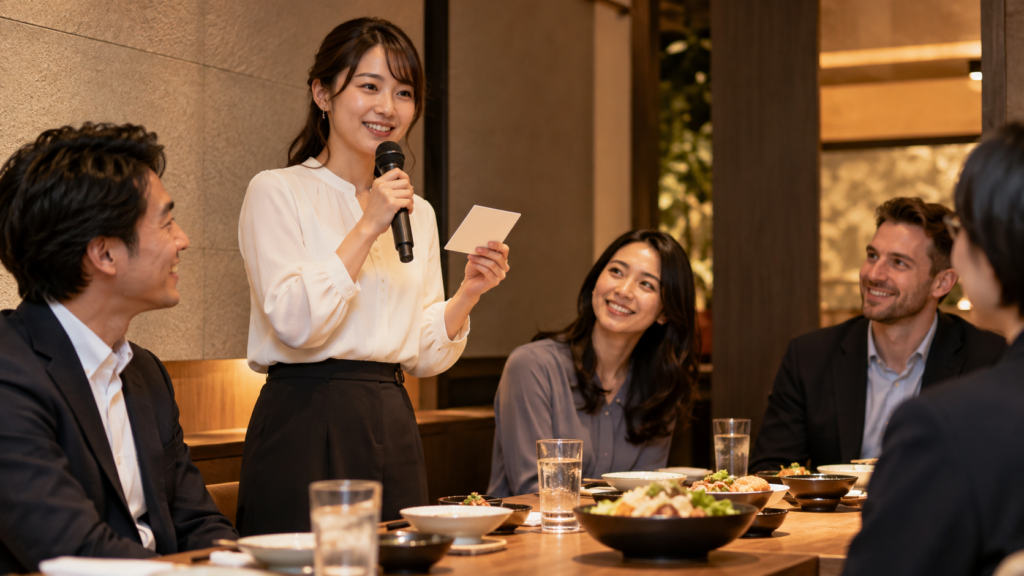 進行メモを見ながら開会を案内する幹事のイメージ