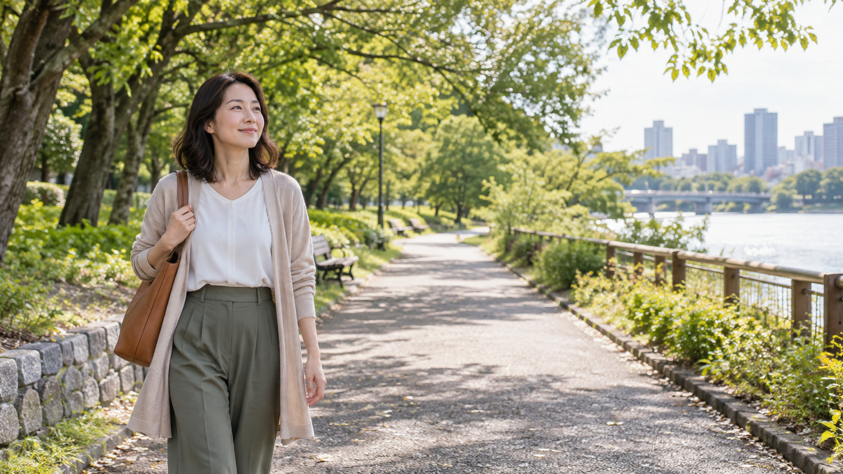 緑のある公園で一人の散歩を楽しむ女性