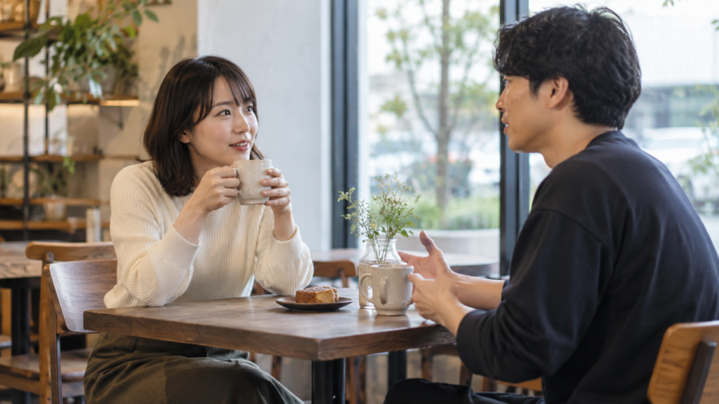 カフェで落ち着いて話し合う二人