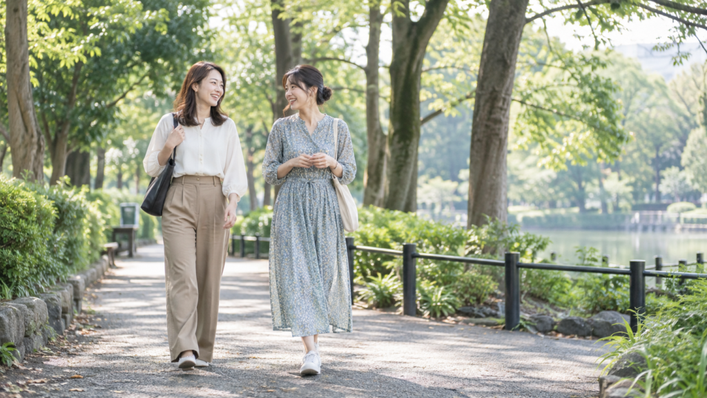 公園を歩きながら親しく会話する二人の友達