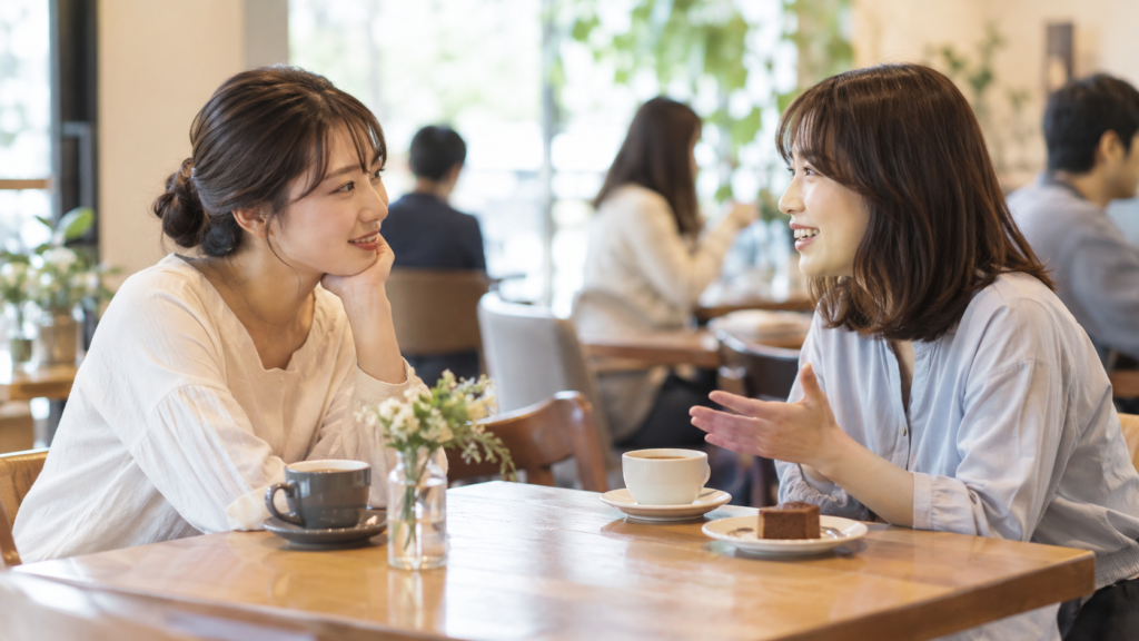 カフェで二人だけで落ち着いて会話する友達