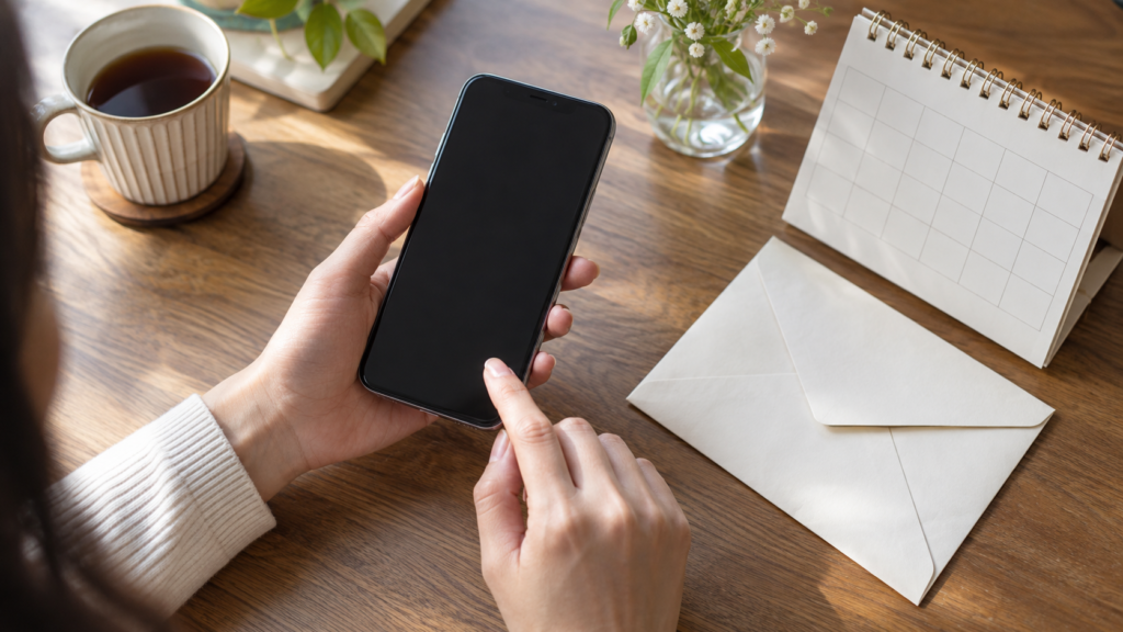 送信前にスマートフォンへ手を添える様子