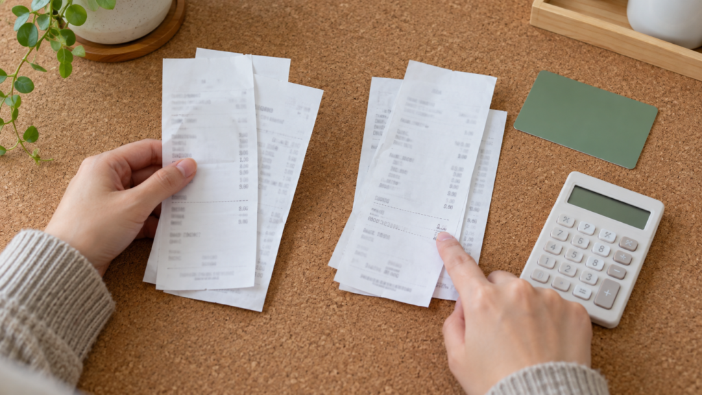 値引きのある会計と別の支出の明細を分ける様子