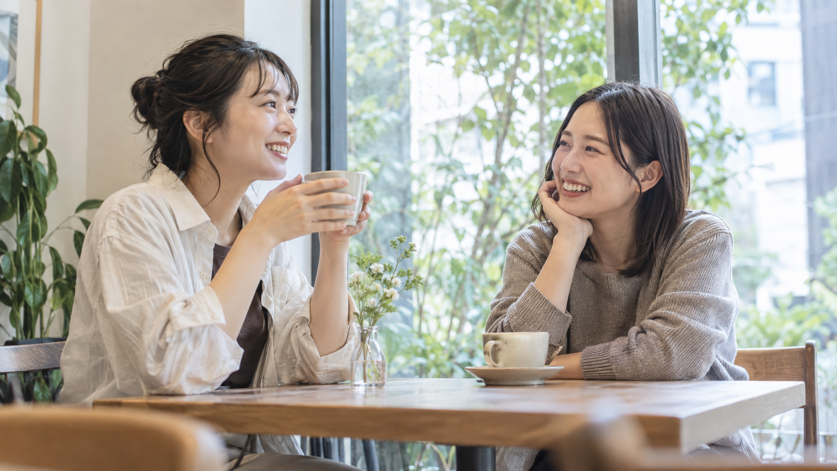 静かなカフェでお茶を飲みながら会話する二人