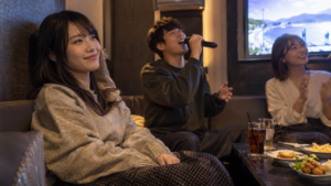 カラオケで友人の歌を聞きながら穏やかに過ごす女性