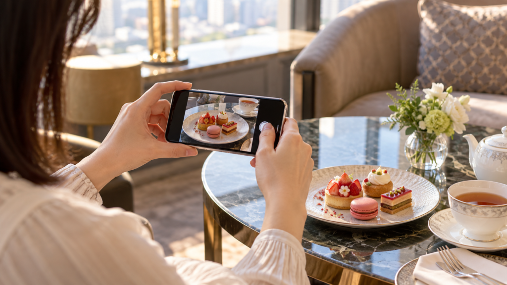 自分のテーブルの料理だけをスマートフォンで撮る手元