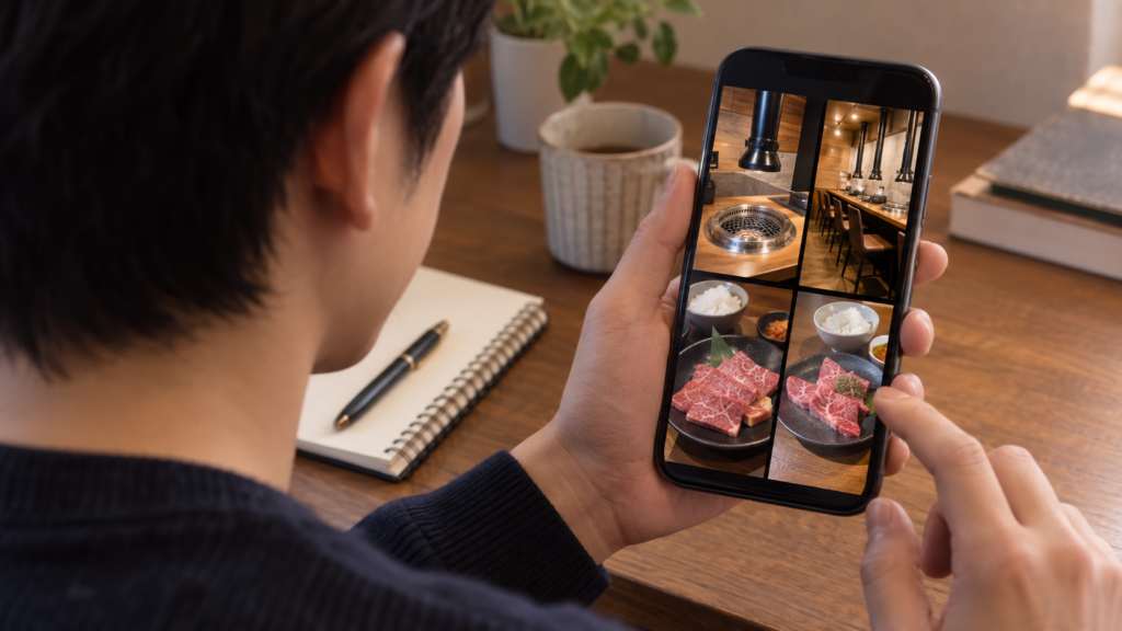 店内の座席写真とメニューをスマートフォンで確認する様子