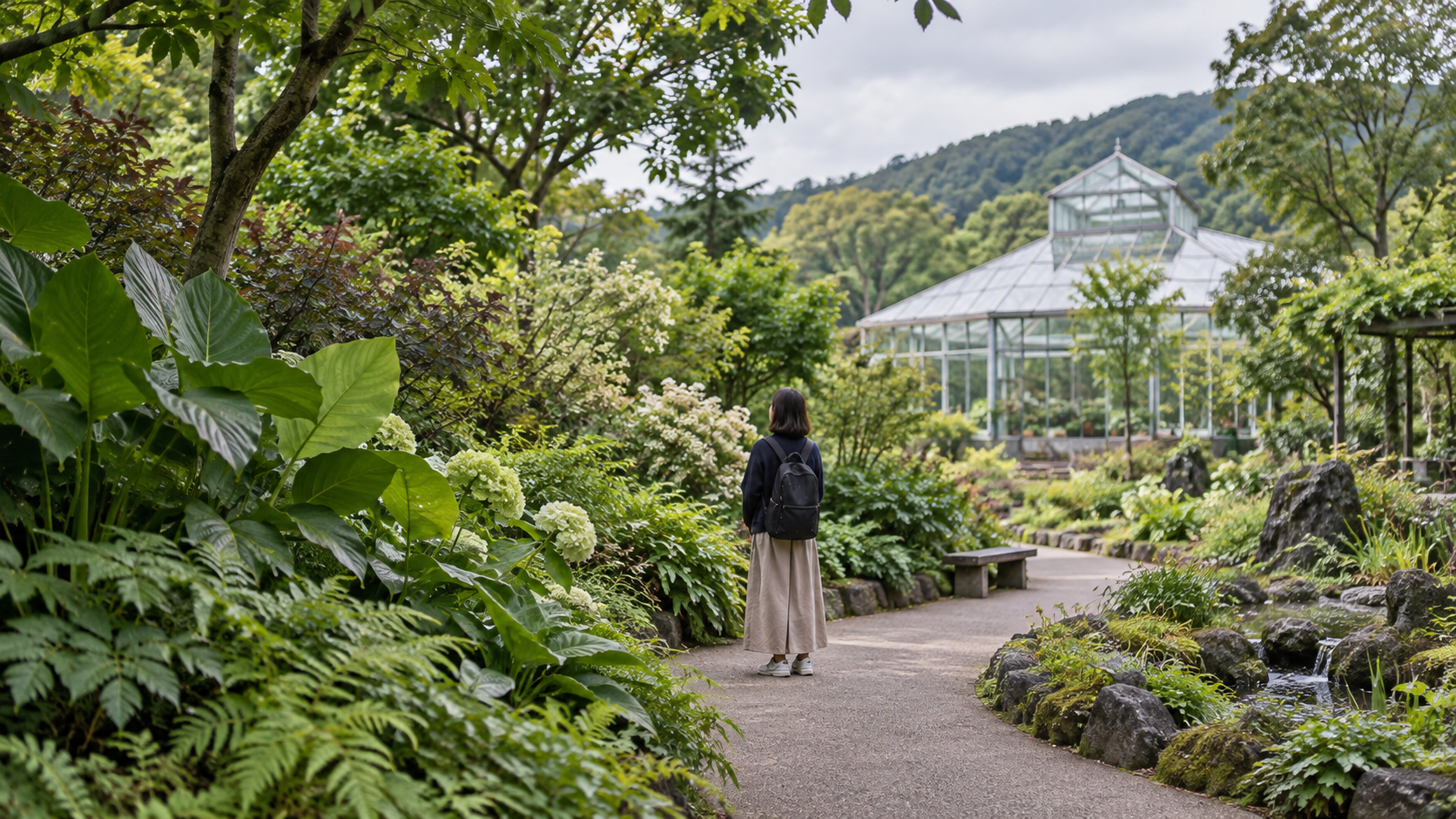 緑の植栽と温室のある植物園を一人で歩く休日のイメージ