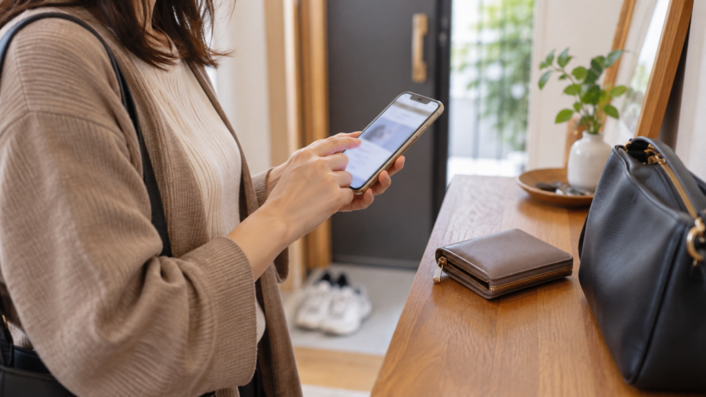 外出前にスマートフォンと財布を確認する手元のイメージ